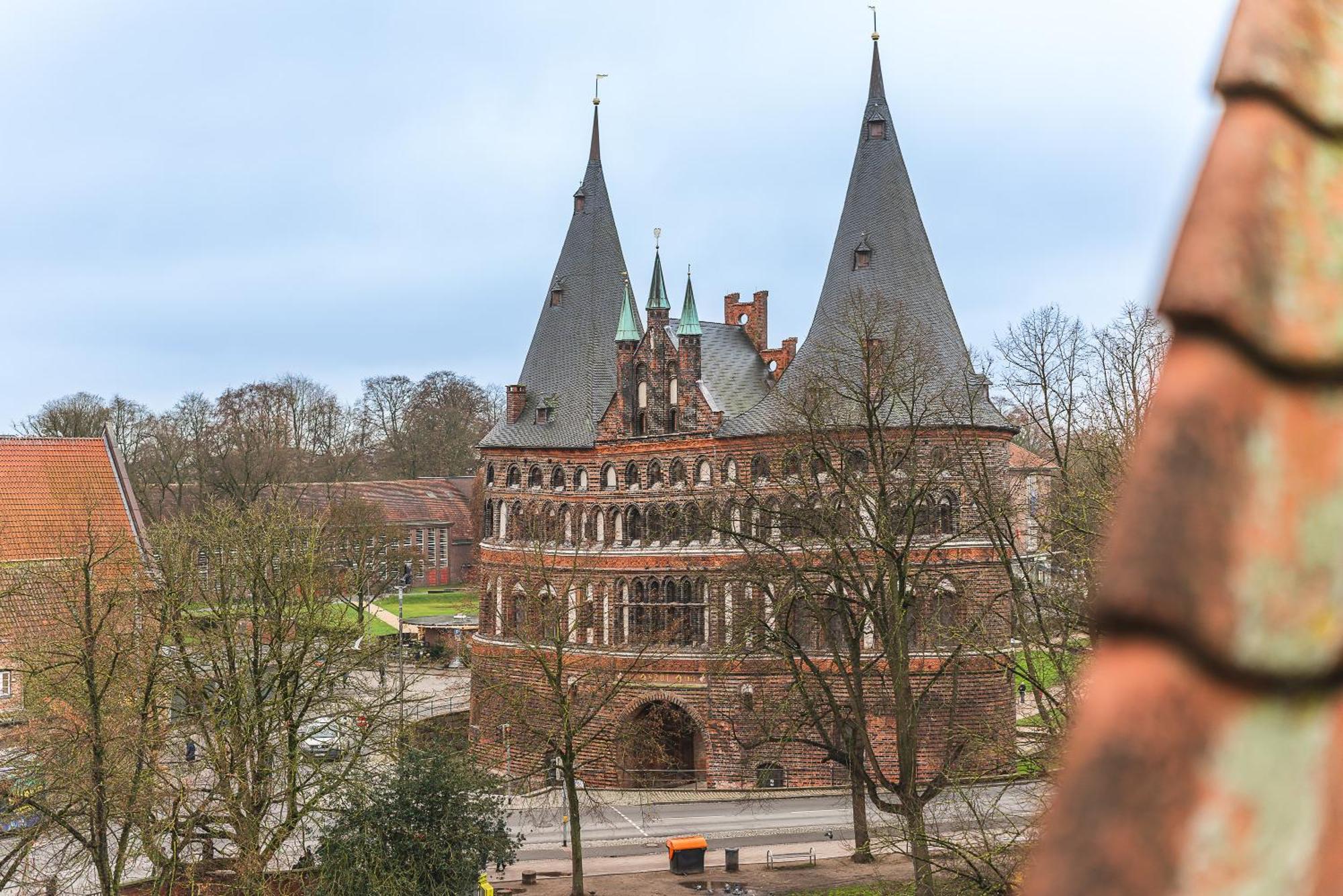 Maisonette Am Holstentor Mit Dachterrasse Und Heimkino Любек Экстерьер фото